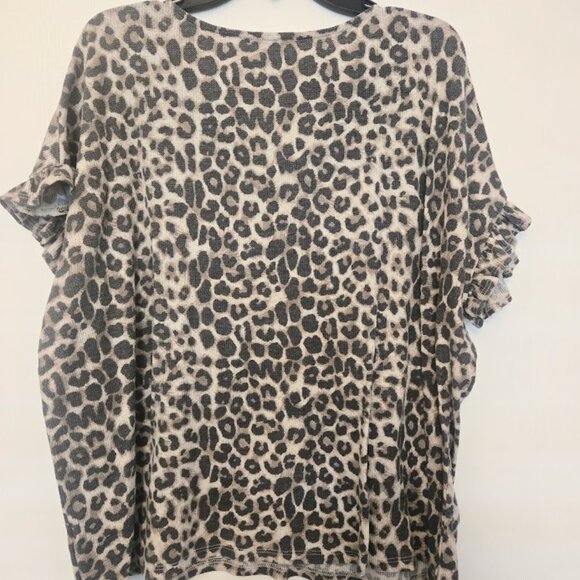 Entro soft leopard print S/S top with ruffles Size L - Picture 4 of 4